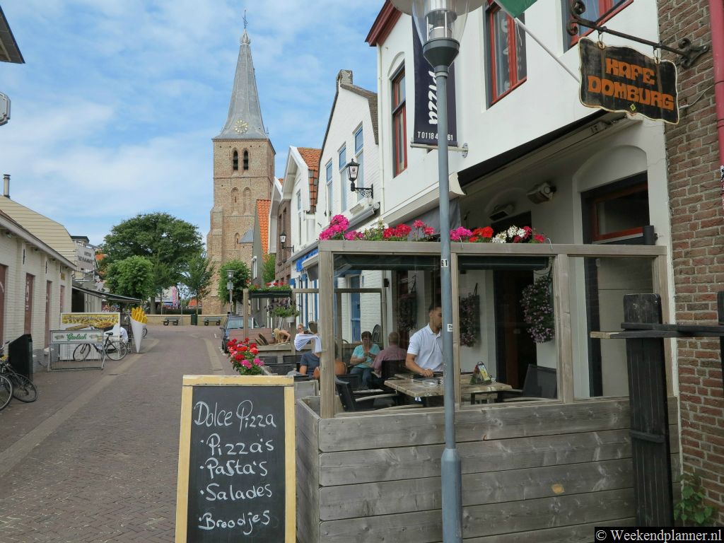 Domburg is een gezellig dorp met veel cafés en restaurants. Overal in het centrum van Domburg kun je tot laat in de avond op een terrasje zitten. Op de foto zie je de Stationsstraat.Tip: Een weekend in de badplaats Domburg .